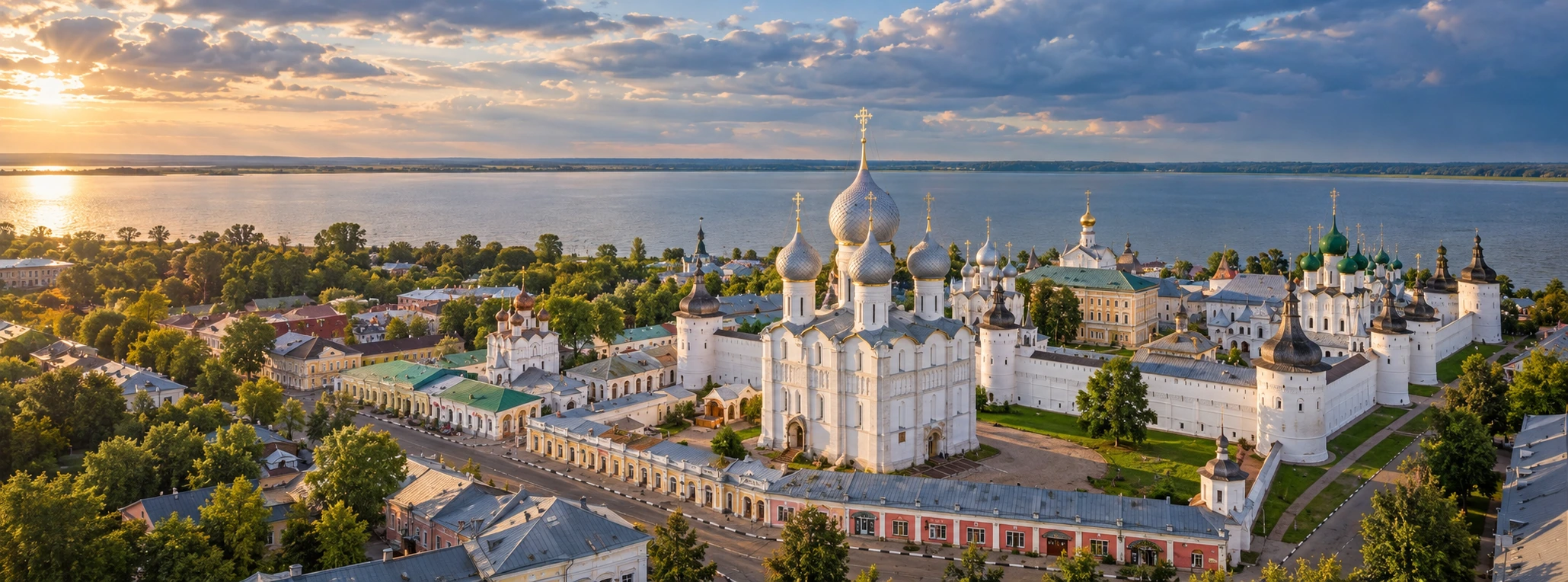 Ростовский кремль на берегу озера Неро в вечернем свете